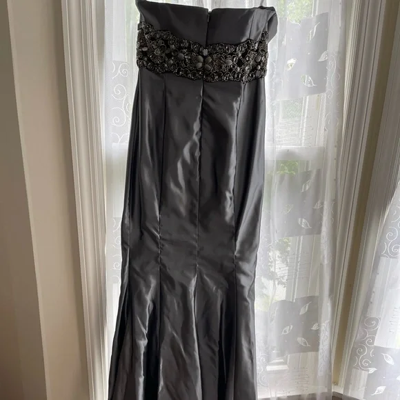 Love Gown mermaid style, worn once—- Needs to be dry cleaned to remove stain - Picture 6 of 10